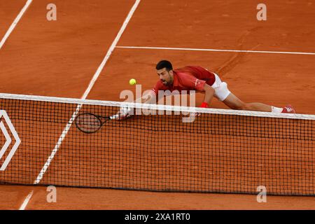 Paris, France. 3 juin 2024. Le champion en titre NOVAK DJOKOVIC (Serbie) en action lors de l'Open de France. Djokovic a gagné 6-1 5-7 3-6 7-5 6-3. (Crédit image : © Loic Baratoux/ZUMA Press Wire) USAGE ÉDITORIAL SEULEMENT! Non destiné à UN USAGE commercial ! Crédit : ZUMA Press, Inc/Alamy Live News Banque D'Images