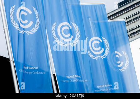 Un Klimakonferenz in Bonn 03.06.2024 Fahnen der UNFCCC - Conférence des Nations Unies sur le changement climatique am Hauptsitz im un Campus à Bonn. Austragungsort ist bis zum 13. Juni 2024 das World Confrence Center Bonn WCCB Bonn Gronau Nordrhein-Westfalen Deutschland *** Conférence des Nations Unies sur le climat à Bonn 03 06 2024 drapeaux de la CCNUCC Conférence des Nations Unies sur le changement climatique au siège du Campus des Nations Unies à Bonn le lieu est le World Confrence Center Bonn WCCB Bonn Gronau Nord Rhin-Westphalie Allemagne jusqu'au 13 juin 2024 Copyright : xBonn.digitalx/xMarcxJohnx Banque D'Images