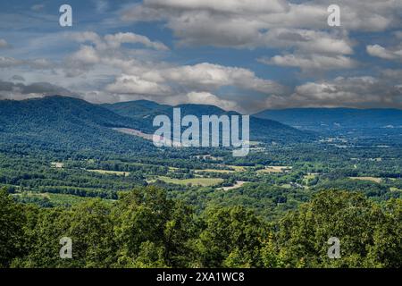 Bedford, Virginie, États-Unis — 1er juin 2024. Une photo surplombant la vallée de la Shenandoah près des sommets de Otter près de Roanoke Virginia. Banque D'Images