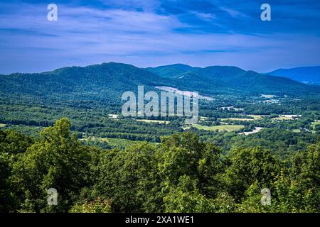 Bedford, Virginie, États-Unis — 1er juin 2024. Une photo surplombant la vallée de la Shenandoah près des sommets de Otter près de Roanoke Virginia. Banque D'Images