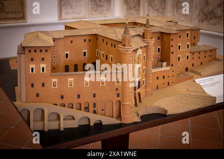 Une merveilleuse œuvre artistique à l'intérieur du palais ducal d'Urbino dans la province de Pesaro et Urbino Banque D'Images