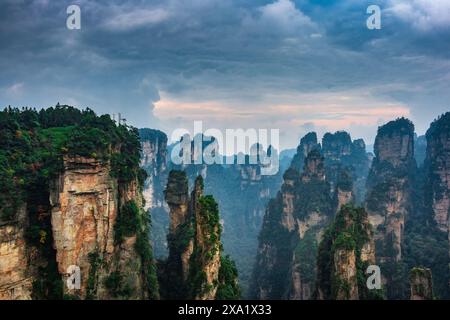 Les majestueuses formations rocheuses du parc forestier national de Zhangjiajie, en Chine Banque D'Images