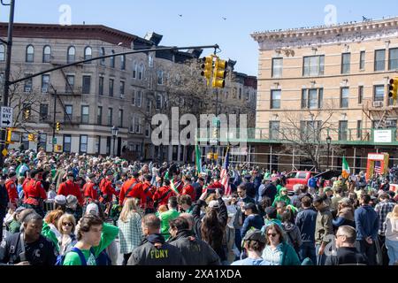 Les gens dans la rue pendant la fête de la Saint Patrick à New York Banque D'Images