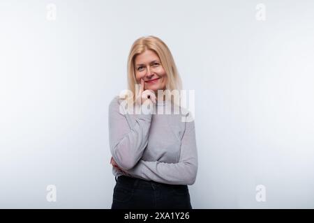 Charmante femme de 45 ans aux cheveux blonds porte un maquillage léger Banque D'Images