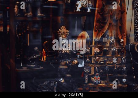 Vitrine en verre remplie de divers articles Banque D'Images