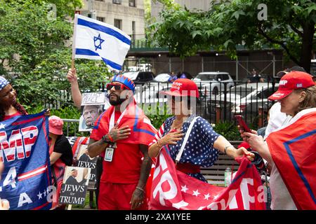 Manifestants devant le procès Donald J. Trump Hush Money à New York devant la Cour pénale de Manhattan, 100 Center Street. Banque D'Images