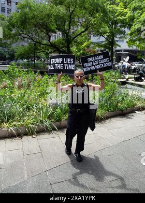 Manifestants devant le procès Donald J. Trump Hush Money à New York devant la Cour pénale de Manhattan, 100 Center Street. Banque D'Images