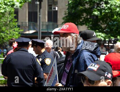 Manifestants devant le procès Donald J. Trump Hush Money à New York devant la Cour pénale de Manhattan, 100 Center Street. Banque D'Images