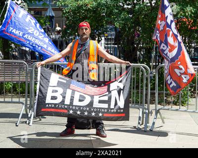 Manifestants devant le procès Donald J. Trump Hush Money à New York devant la Cour pénale de Manhattan, 100 Center Street. Banque D'Images