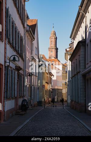 Une rue bordée de nombreux bâtiments blancs et roses, Heidelberg, Allemagne Banque D'Images