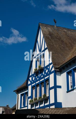 Une vieille maison avec des finitions blanches et bleues, avec une charmante fenêtre de balcon, Rudesheim, Allemagne Banque D'Images