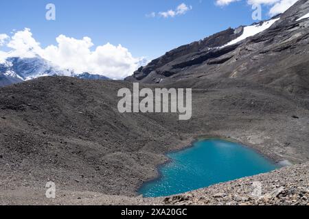 Montagnes enneigées entourant un lac immaculé Banque D'Images