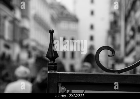 Une image monochrome des piétons de la ville dans une rue Banque D'Images