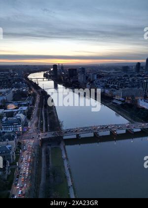 Une vue aérienne de l'horizon de Francfort et de la rivière au coucher du soleil. Allemagne Banque D'Images