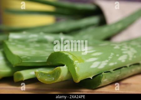 Un gros plan de tranches d'aloe vera sur fond de bois Banque D'Images