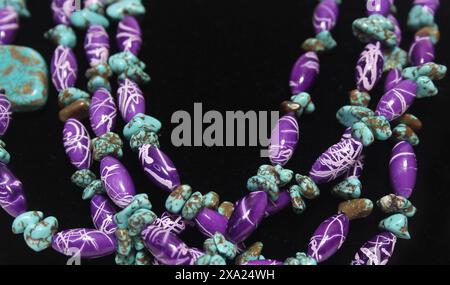 Un gros plan de colliers violets et bleus avec des perles turquoise Banque D'Images