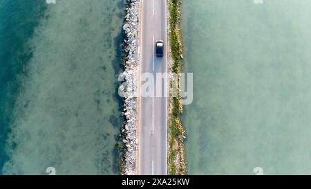 Une vue aérienne d'une voiture garée par une route côtière Banque D'Images