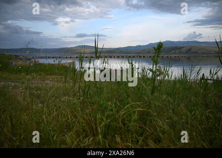 Pittoresque rive du lac avec montagnes et quai Banque D'Images