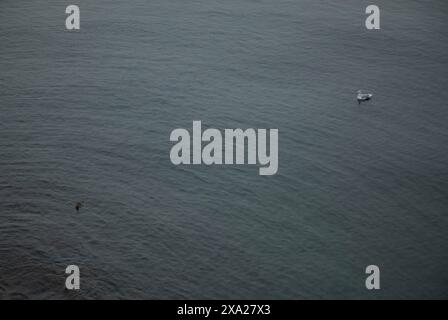 Une vue aérienne d'un petit bateau sur l'eau Banque D'Images