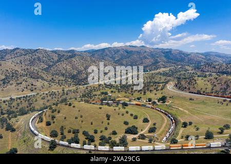 Vue aérienne des voies ferrées avec des montagnes lointaines Banque D'Images