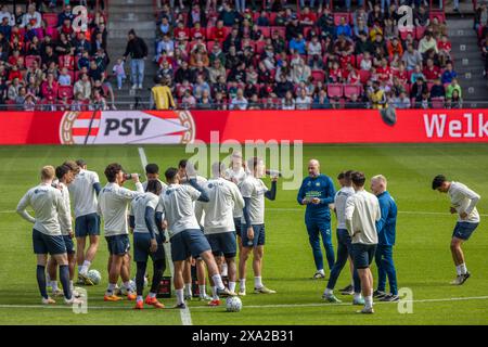 L'équipe du club de football néerlandais PSV EINDHOVEN et l'entraîneur-chef Peter Bosz s'entraînent dans le stade Philips Banque D'Images