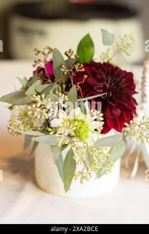 Un arrangement floral sur une table à manger lors d'une réception de mariage Banque D'Images