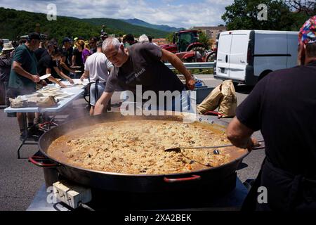 La Jonquera, Espagne. 03 juin 2024. Les manifestants préparent de la nourriture au milieu de la route pendant la manifestation. Des centaines d’agriculteurs espagnols et français ont bloqué les autoroutes aux principaux postes frontaliers entre les deux pays pour protester contre les réglementations de l’UE sur l’industrie, augmentant la fiscalité et l’importation de produits en provenance de pays étrangers. Crédit : SOPA images Limited/Alamy Live News Banque D'Images