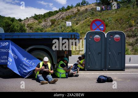 La Jonquera, Espagne. 03 juin 2024. Les manifestants déjeunent au milieu de la route pendant la manifestation. Des centaines d’agriculteurs espagnols et français ont bloqué les autoroutes aux principaux postes frontaliers entre les deux pays pour protester contre les réglementations de l’UE sur l’industrie, augmentant la fiscalité et l’importation de produits en provenance de pays étrangers. Crédit : SOPA images Limited/Alamy Live News Banque D'Images