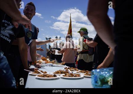 La Jonquera, Espagne. 03 juin 2024. Les manifestants déjeunent au milieu de la route pendant la manifestation. Des centaines d’agriculteurs espagnols et français ont bloqué les autoroutes aux principaux postes frontaliers entre les deux pays pour protester contre les réglementations de l’UE sur l’industrie, augmentant la fiscalité et l’importation de produits en provenance de pays étrangers. Crédit : SOPA images Limited/Alamy Live News Banque D'Images