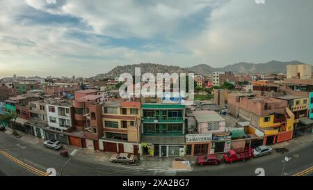 Lima, Pérou 1er décembre 2019 : coucher du soleil dans le chaos architectural dans les zones de pauvreté à Lima - Pérou Banque D'Images