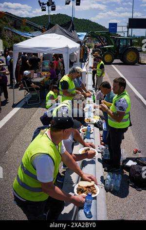 La Jonquera, Espagne. 03 juin 2024. Les manifestants déjeunent au milieu de la route pendant la manifestation. Des centaines d’agriculteurs espagnols et français ont bloqué les autoroutes aux principaux postes frontaliers entre les deux pays pour protester contre les réglementations de l’UE sur l’industrie, augmentant la fiscalité et l’importation de produits en provenance de pays étrangers. (Photo Davide Bonaldo/SOPA images/SIPA USA) crédit : SIPA USA/Alamy Live News Banque D'Images