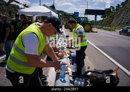 La Jonquera, Espagne. 03 juin 2024. Les manifestants déjeunent au milieu de la route pendant la manifestation. Des centaines d’agriculteurs espagnols et français ont bloqué les autoroutes aux principaux postes frontaliers entre les deux pays pour protester contre les réglementations de l’UE sur l’industrie, augmentant la fiscalité et l’importation de produits en provenance de pays étrangers. (Photo Davide Bonaldo/SOPA images/SIPA USA) crédit : SIPA USA/Alamy Live News Banque D'Images