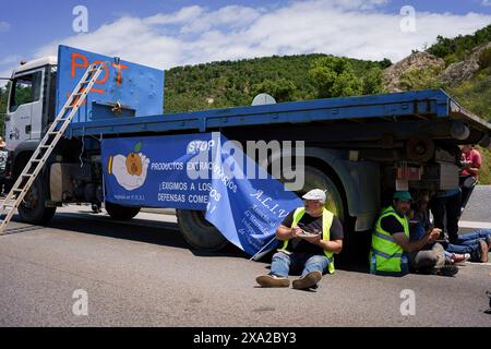 La Jonquera, Espagne. 03 juin 2024. Les manifestants déjeunent au milieu de la route pendant la manifestation. Des centaines d’agriculteurs espagnols et français ont bloqué les autoroutes aux principaux postes frontaliers entre les deux pays pour protester contre les réglementations de l’UE sur l’industrie, augmentant la fiscalité et l’importation de produits en provenance de pays étrangers. (Photo Davide Bonaldo/SOPA images/SIPA USA) crédit : SIPA USA/Alamy Live News Banque D'Images