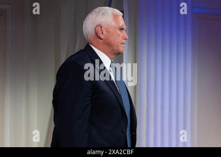 L'ancien vice-président Mike Pence a vu après avoir parlé lors d'une interview avec la rédactrice en chef Zvika Klein à la conférence du Jerusalem Post au 583 Park Avenue à New York le 3 juin 2024. Interrogé sur la prochaine élection présidentielle, M. Pence a déclaré que le président Joe Biden avait fait une bonne chose en visitant Israël après l'attaque terroriste du 7 octobre par le Hamas, mais a mentionné que la précédente administration républicaine avait fait beaucoup plus pour Israël en déplaçant l'ambassade américaine de tel Aviv à Jérusalem, en faisant d'Abraham Accord normalisant les relations avec Bahreïn et les Émirats arabes Unis. Il a tacitement approuvé le républicain Banque D'Images