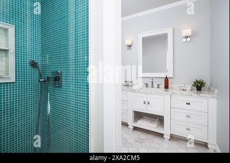 Une salle de bain spacieuse dans une nouvelle maison de construction à Encino, Californie Banque D'Images