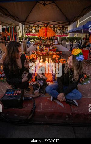 Lors du festival a Day of the Dead à Santa Ana, EN CALIFORNIE, un autel de fortune avec des bougies honorant une personne décédée est exposé. La fête mexicaine implique f Banque D'Images