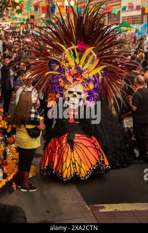 Lors du festival a Day of the Dead à Santa Ana, EN CALIFORNIE, un participant porte un costume de tête de mort. La fête mexicaine implique la famille et les amis se réunissent Banque D'Images