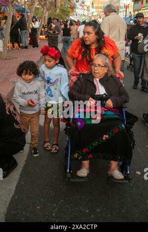 Trois générations d'une famille mexicaine américaine visitent un festival Day of the Dead à Santa Ana, CA, la fête mexicaine implique la famille et les amis gath Banque D'Images