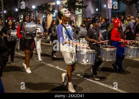 Une fanfare multiraciale costumée participe à un défilé nocturne d'Halloween à Anaheim, EN CALIFORNIE. Banque D'Images