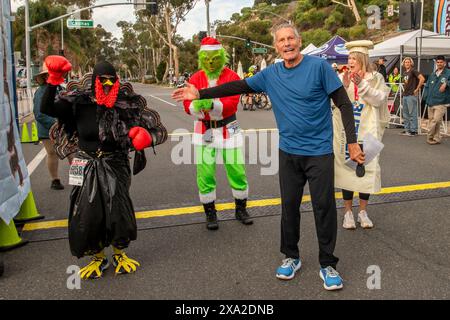 Une dinde avec des gants de boxe « se battant pour sa vie » se joint à un grinch de Noël et à un concours de costumes lors d'un événement de Thanksgiving « Turkey Trot » à Dana po Banque D'Images