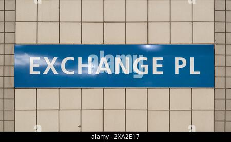 échangez le signe de place sur le mur de la plate-forme de la station de métro dans le chemin du nouveau maillot (ville de jersey) Banque D'Images