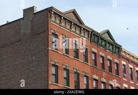 détail du bâtiment jersey city brownstone (bâtiments historiques en briques rouges d'avant-guerre avec lignes électriques) belles maisons d'appartements immobiliers avec corniche déco Banque D'Images