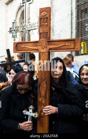 Pèlerins orthodoxes portant la croix sur la via Dolorosa dans la vieille ville de Jérusalem. Banque D'Images