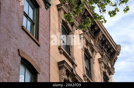 détail du bâtiment jersey city brownstone (bâtiments historiques en briques rouges d'avant-guerre avec lignes électriques) belles maisons d'appartements immobiliers avec corniche déco Banque D'Images