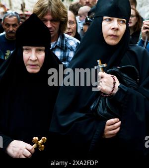 Procession du Vendredi Saint dans la Via Dolorosa dans la vieille ville de Jérusalem. Banque D'Images