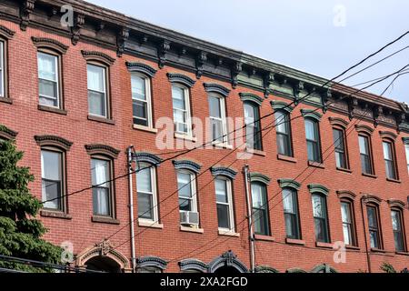 détail du bâtiment jersey city brownstone (bâtiments historiques en briques rouges d'avant-guerre avec lignes électriques) belles maisons d'appartements immobiliers avec corniche déco Banque D'Images