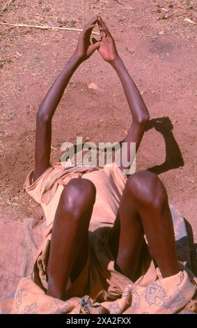 Inde : un fakir ou yogi avec sa tête enterrée dans le sol, Festival Poornima tenu près du temple Yellamma, Saundatti, Karnataka (1994). Chaque année, au mois hindou de Magh (janvier - février), plus d'un demi-million de personnes se rassemblent autour du petit temple de la déesse Yellamma à Saundatti. Yellamma est la patronne des devadasi ou des femmes dédiées au service d'une divinité ou d'un temple. Banque D'Images