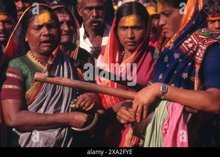 Inde : dévots de la déesse Yellamma, Festival Poornima tenu près du temple Yellamma, Saundatti, Karnataka (1994). Chaque année, au mois hindou de Magh (janvier - février), plus d'un demi-million de personnes se rassemblent autour du petit temple de la déesse Yellamma à Saundatti. Yellamma est la patronne des devadasi ou des femmes dédiées au service d'une divinité ou d'un temple. Banque D'Images