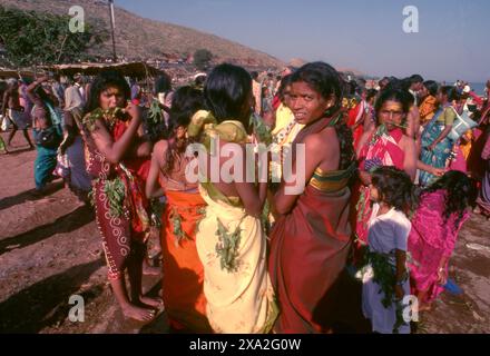 Inde : dévots de la déesse Yellamma, Festival Poornima tenu près du temple Yellamma, Saundatti, Karnataka (1994). Chaque année, au mois hindou de Magh (janvier - février), plus d'un demi-million de personnes se rassemblent autour du petit temple de la déesse Yellamma à Saundatti. Yellamma est la patronne des devadasi ou des femmes dédiées au service d'une divinité ou d'un temple. Banque D'Images