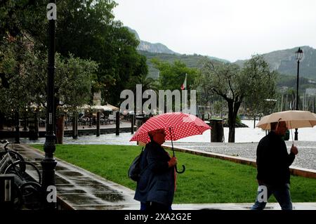 Rival del garda/Itlay/31 mai 2024/ pluie tombante dans le lac de garde ou Riva del garda Itlay(photo de Francis Joseph Dean/Dean Pictures)(pas pour usage commercial) Banque D'Images